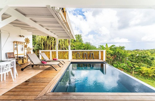 Grand-Bourg Villa | Elegant villa Ti Moca offering a vue sur les îles voisines, ideal for 6 guests