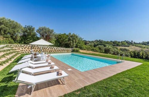Monteprandone Villa | Inviting Villa with Pool Near San Benedetto del Tronto