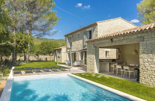 Gordes Apartment | Elegant Villa with Air-Conditioned Suites & Outdoor Activities
