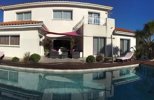 Pia Villa | Beautiful Villa with Pool Steps from the Beach