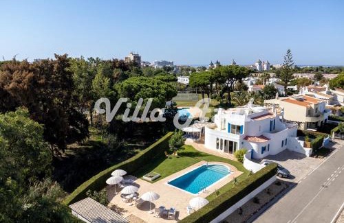 Quarteira Villa | Idyllic Villa with Private Pool and Garden in Quarteira