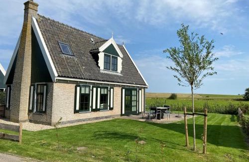 Hippolytushoef Villa | Inviting Villa with Garden Near the Wadden Sea