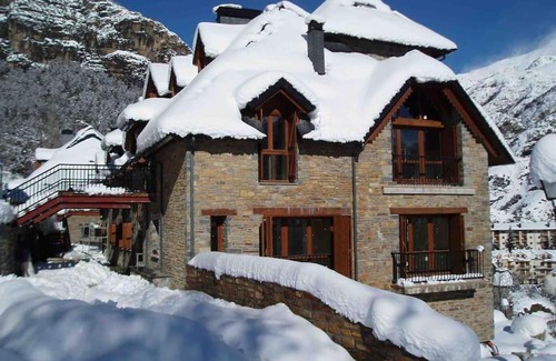 Escarrilla Apartment | Scenic Apartment in Escarrilla with Valley Views & Family-Friendly Amenities