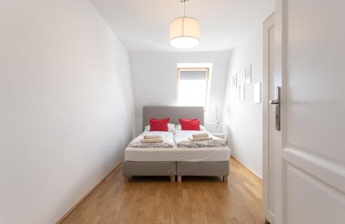 Funfhaus Apartment | Convenient Apt 35: Near Schoenbrunn & City Center