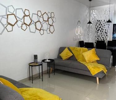 Los Mochis House | Modern Family Retreat with BBQ and Child-Friendly Amenities