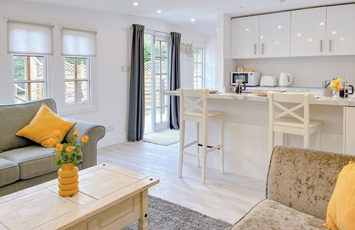 Mayfield Cottage | Inviting Lodge with Private Decked Garden and Pet-Friendly Amenities