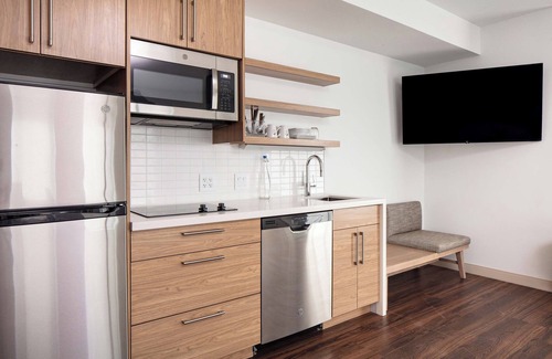 Iowa City Hotel | Exceptional Element Iowa City: Pool, Spa & Family-Friendly