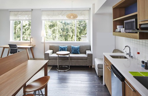 Overlake Hotel | Eco-Friendly Element Seattle Redmond with Pool and Spa
