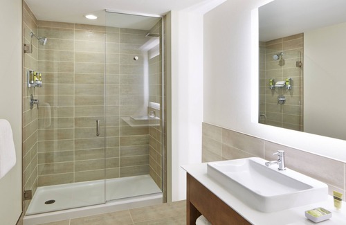 Overlake Hotel | Eco-Friendly Element Seattle Redmond with Pool and Spa