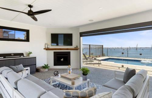 Yarrawonga House | Discover Elements on the Waters Edge in Woodlands