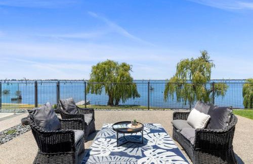 Yarrawonga House | Discover Elements on the Waters Edge in Woodlands