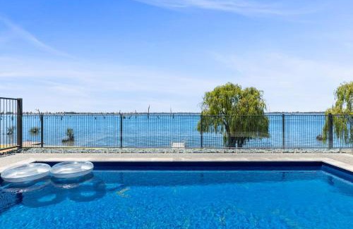 Yarrawonga House | Discover Elements on the Waters Edge in Woodlands