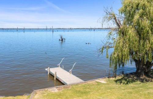 Yarrawonga House | Discover Elements on the Waters Edge in Woodlands