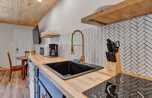 Canadensis Hotel | Modern Elements Pocono: Pet-Friendly Retreat with Firepits