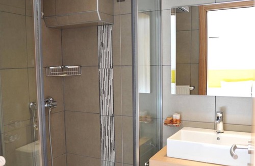 Khalandrion House | Discover Elements Rooms and Apartments: 4-Star Family Retreat