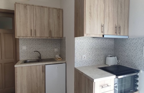 Anaxos Apartment | Cozy Stay at Elena: Family-Friendly with Breakfast Included