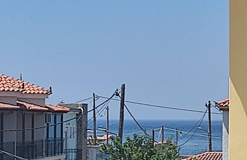 Anaxos Apartment | Cozy Stay at Elena: Family-Friendly with Breakfast Included