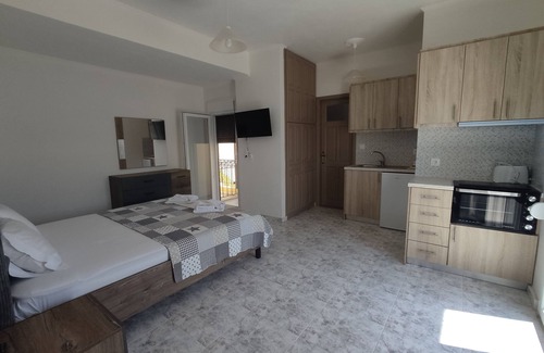 Anaxos Apartment | Cozy Stay at Elena: Family-Friendly with Breakfast Included
