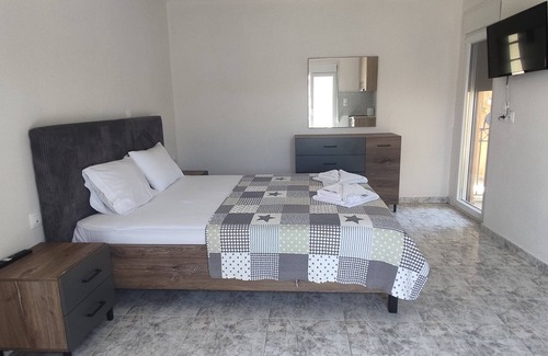 Anaxos Apartment | Cozy Stay at Elena: Family-Friendly with Breakfast Included
