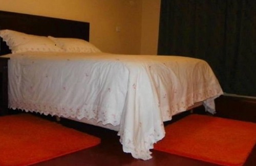 Ngelani House | Elena Lodge: Family-Friendly Retreat with Breakfast Included