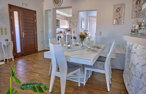 Agios Stefanos Avliotes Apartment | Elegant Elena Suite in Agios Stefanos - Rated 9.9/10