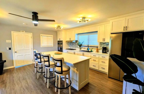 Santa Elena House | Elena's Jewel - Modern 2BR Home with Spa and Breakfast