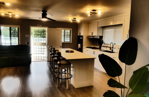 Santa Elena House | Elena's Jewel - Modern 2BR Home with Spa and Breakfast