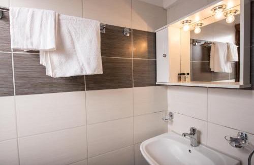 Athani Apartment | Elena Studios: Guest Rated 9.5/10 for Your Next Stay