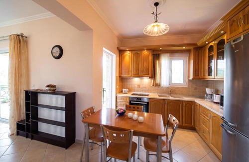 Kariotai Apartment | Top-Rated Eleonoras Apartment in Karyotes - Family Friendly