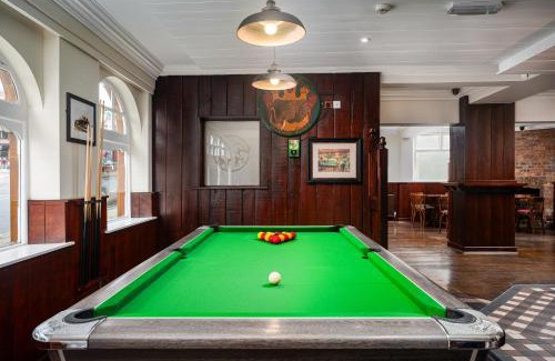 Wakefield Hotel | Inviting Stay at Elephant and Castle with Pool Access