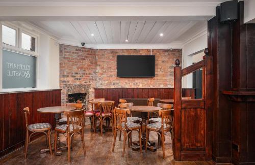 Wakefield Hotel | Inviting Stay at Elephant and Castle with Pool Access
