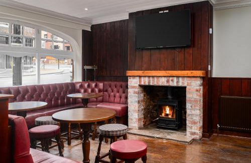 Wakefield Hotel | Inviting Stay at Elephant and Castle with Pool Access
