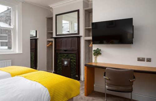 Wakefield Hotel | Inviting Stay at Elephant and Castle with Pool Access