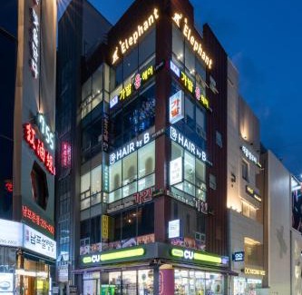 Jung-gu Apartment | Oceanfront Elephant Hotel: Family-Friendly 4-Star Retreat