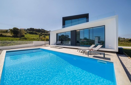 Alvaiazere Villa | Discover Elegance at a Bespoke Villa by a Renowned Architect