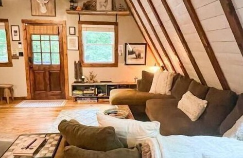 Smith River Cabin | Idyllic eleVAted Acres A Frame w/Hot Tub Near Nature