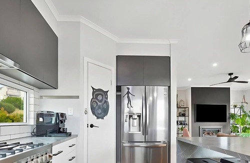 Encounter Bay House | Elevated Coastal Escape ~ Birds by Day, Lights by Night