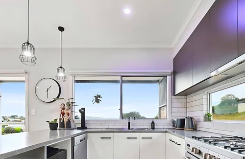 Encounter Bay House | Elevated Coastal Escape ~ Birds by Day, Lights by Night