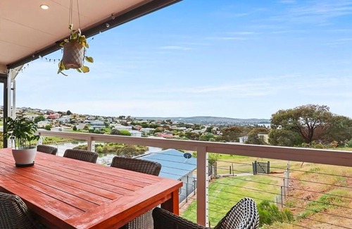 Encounter Bay House | Elevated Coastal Escape ~ Birds by Day, Lights by Night