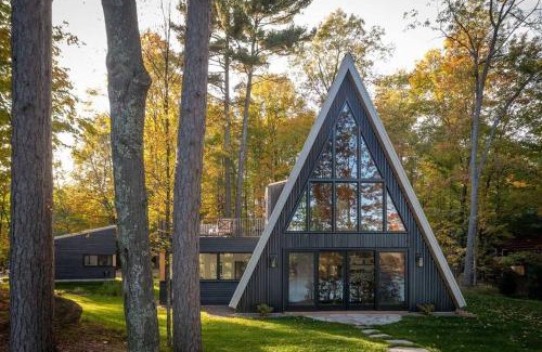 Oakwood House | Idyllic A-Frame Retreat at Lake Noire for Families