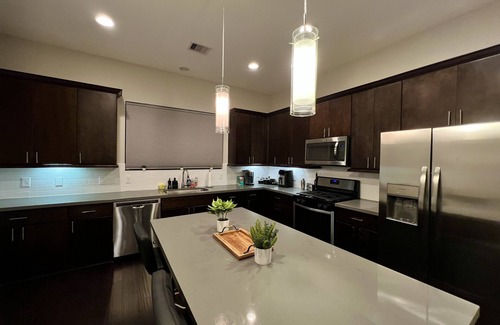 East Downtown Houston House | Guest Rated: 10/10 at Elevated Living HTOWN SUITES