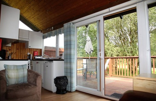 Taynuilt Cabin | Scenic Loch View Cabin with Hot Tub and WiFi