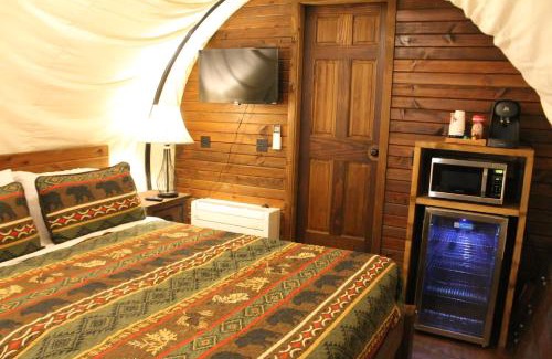 Bridgeport House | Elevated West Wagon Stay - Spacious Cozy and Charming