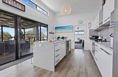 Newlands Arm House | Modern Holiday Home with Open Deck & Gourmet Breakfast