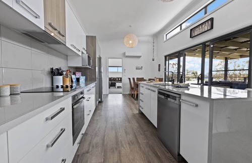 Newlands Arm House | Modern Holiday Home with Open Deck & Gourmet Breakfast