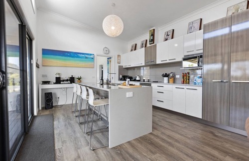 Newlands Arm House | Modern Holiday Home with Open Deck & Gourmet Breakfast