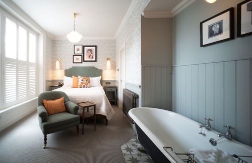 Didsbury Hotel | Elegant Eleven Didsbury Park: Rated 9.4 with Dining & Family Perks