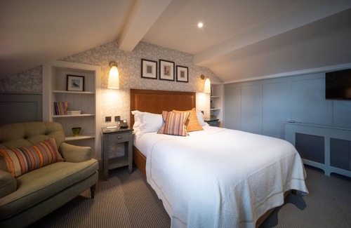Didsbury Hotel | Elegant Eleven Didsbury Park: Rated 9.4 with Dining & Family Perks