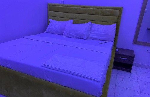 Surulere Hotel | Cozy Eleven11: Pet-Friendly Stay with Breakfast & Hot Tub