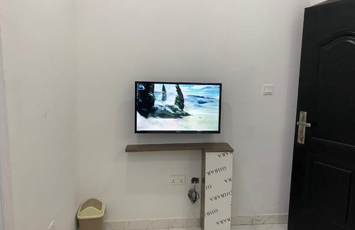 Surulere Hotel | Cozy Eleven11: Pet-Friendly Stay with Breakfast & Hot Tub